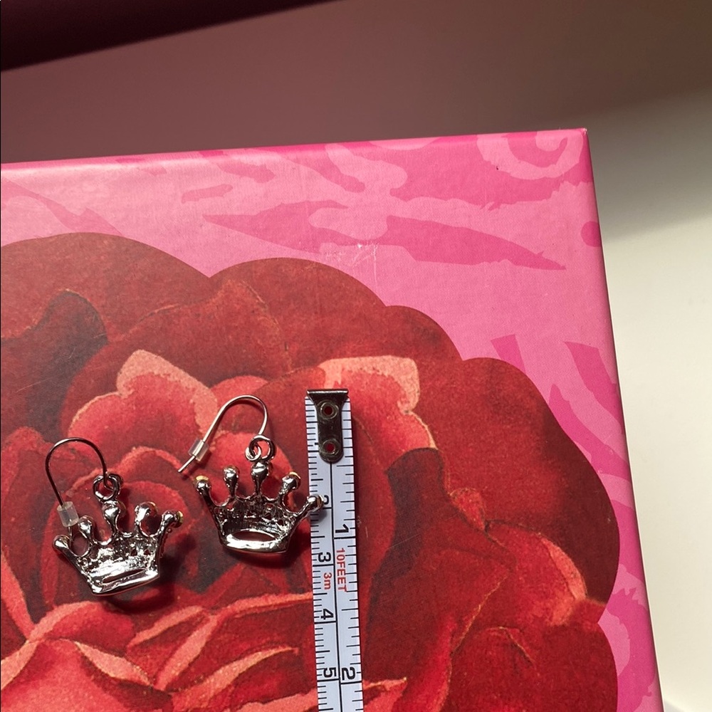 Elegant Silver-tone Crown Earrings! NEW. - Picture 3 of 5